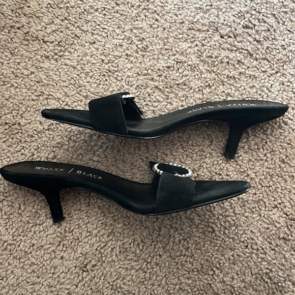 White House Black Market black suede leather kitten heel size 8 - Picture 2 of 8